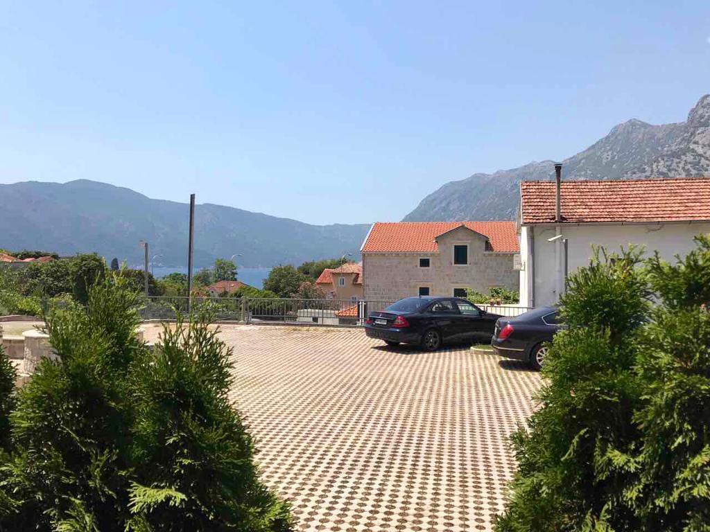 Roman Garden Apartment Risan Buitenkant foto