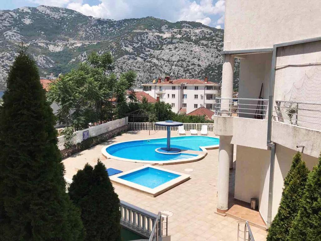 Roman Garden Apartment Risan Buitenkant foto
